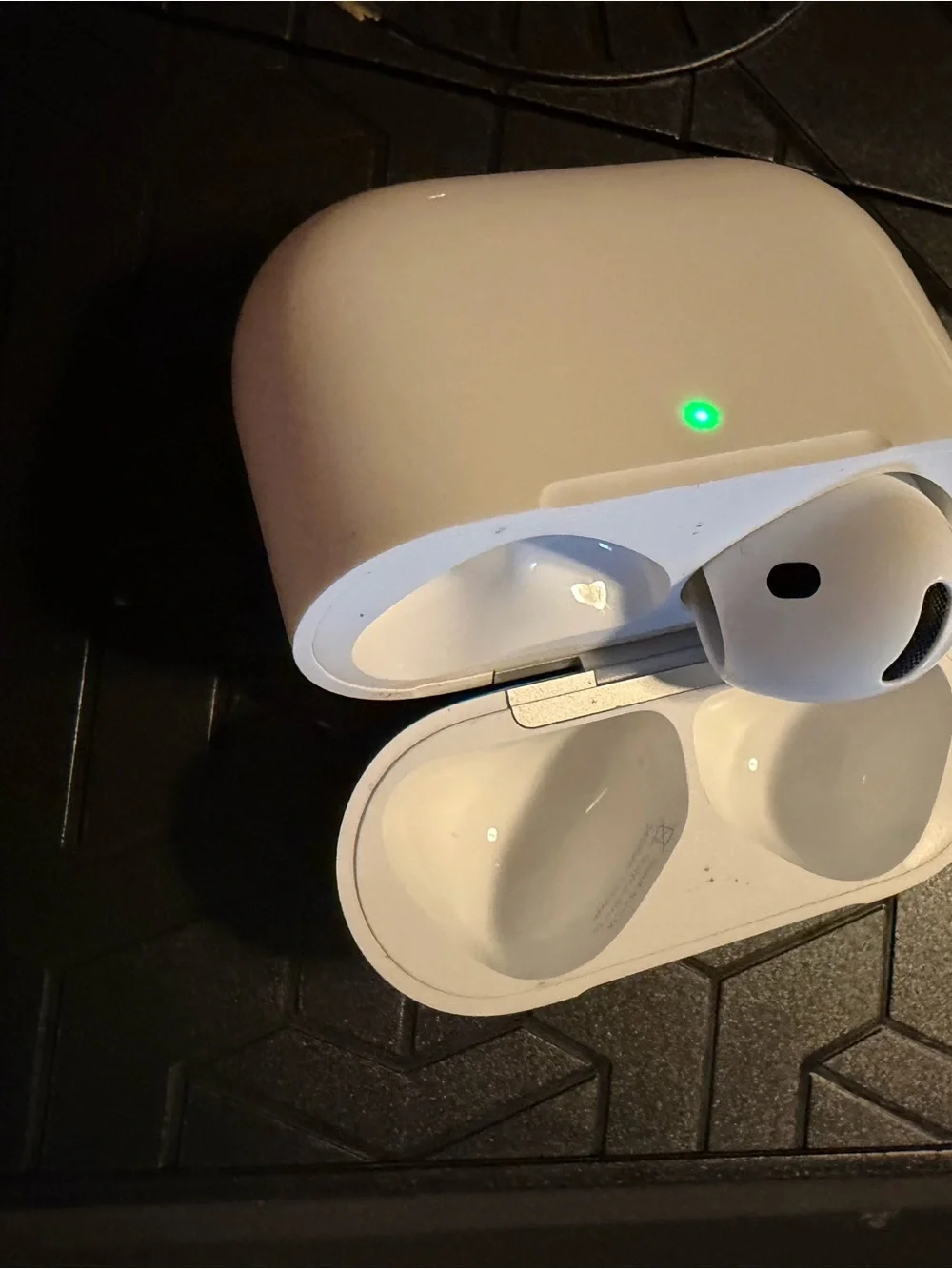 Apple Air Pods 4 (case and left ear pod only )